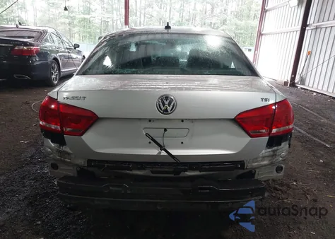 2014 Volkswagen Passat 1.8T Wolfsburg Edition z USA, uszkodzony, nr VIN 1VWAT7A33EC104563